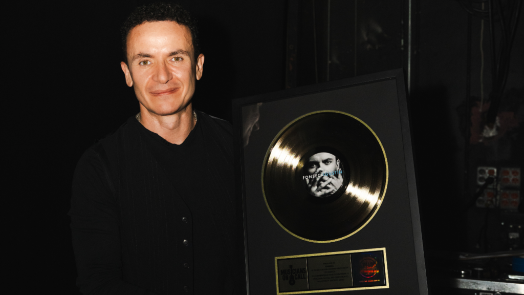 Fonseca recibe reconocimiento especial de Juanes, durante evento benéfico en Miami