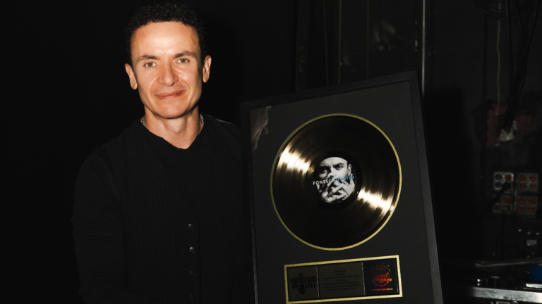 Fonseca recibe reconocimiento especial de Juanes, durante evento benéfico en Miami