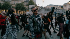 Con “Rocket” y al lado de Tony Iommi, Robbie Williams vuelve a experimentar con rock